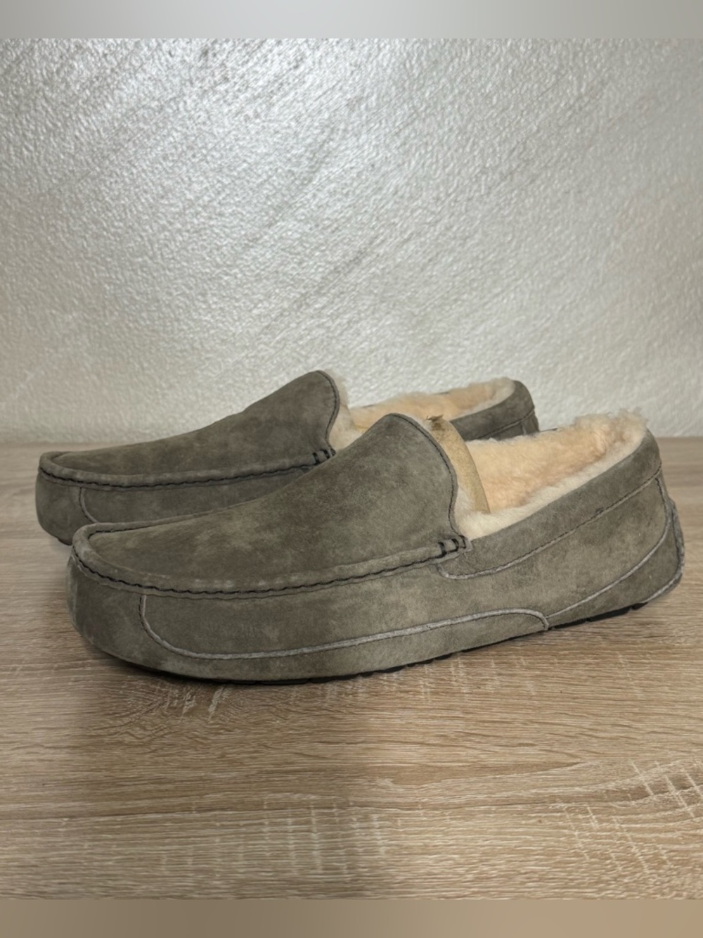 UGG Men’s 12  Ascot Slipper Charcoal Suede Loafers